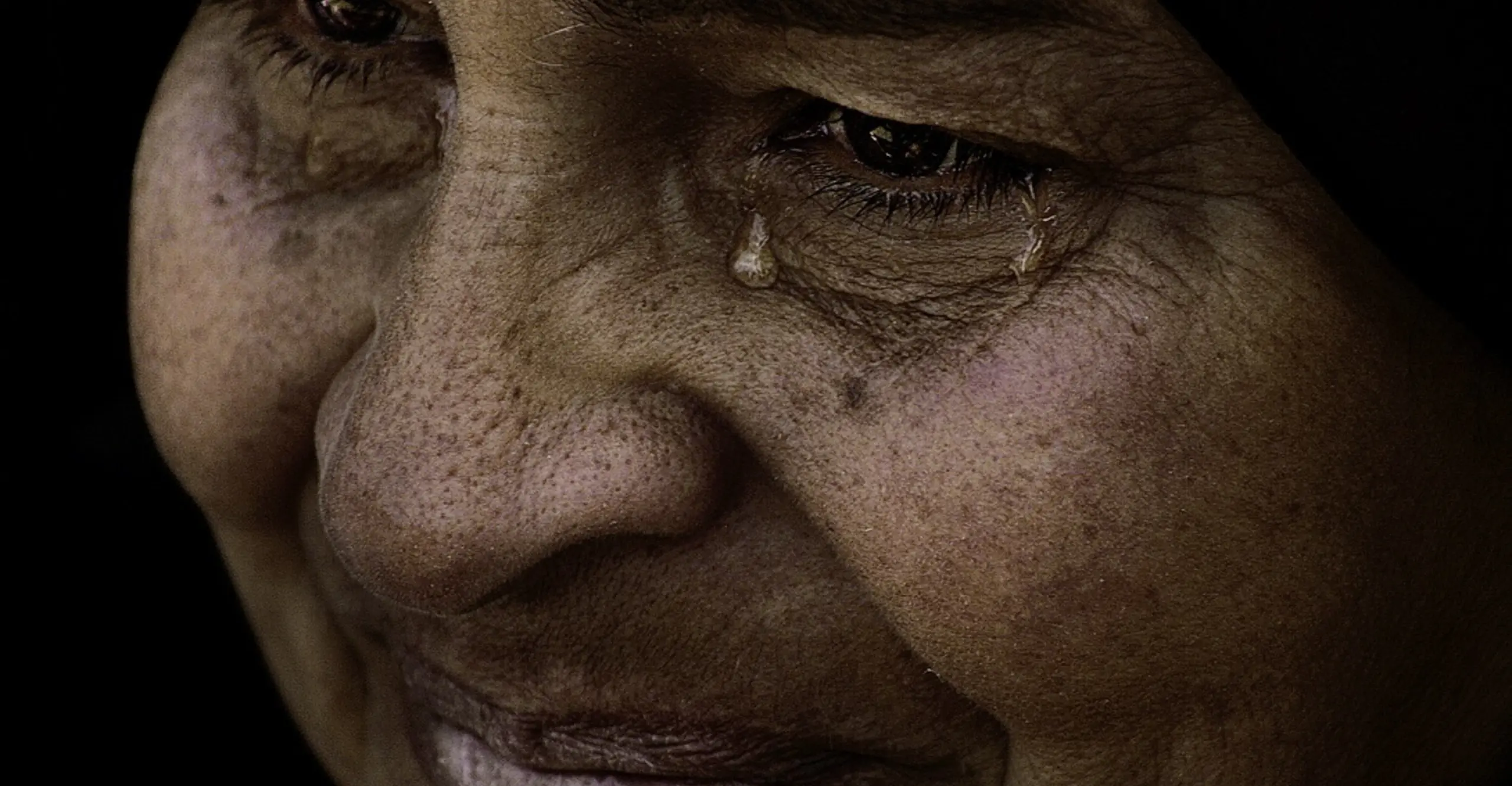 Faces of a Revolution #7: Safeya&#039;s Tears, 2012, (22 February 2012, Cairo, Egypt) © Laura El-Tantawy