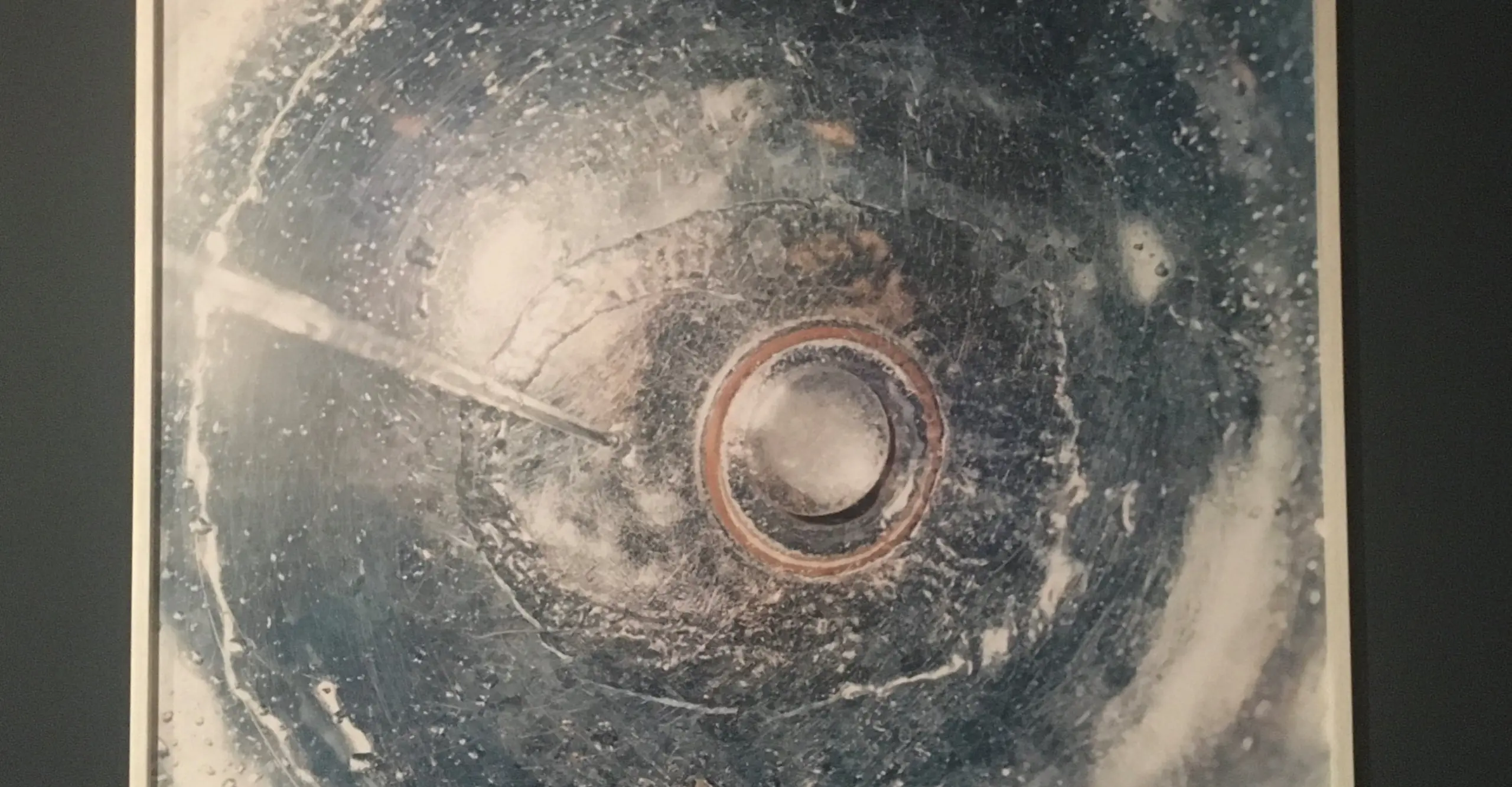 Close up image of washing basin 